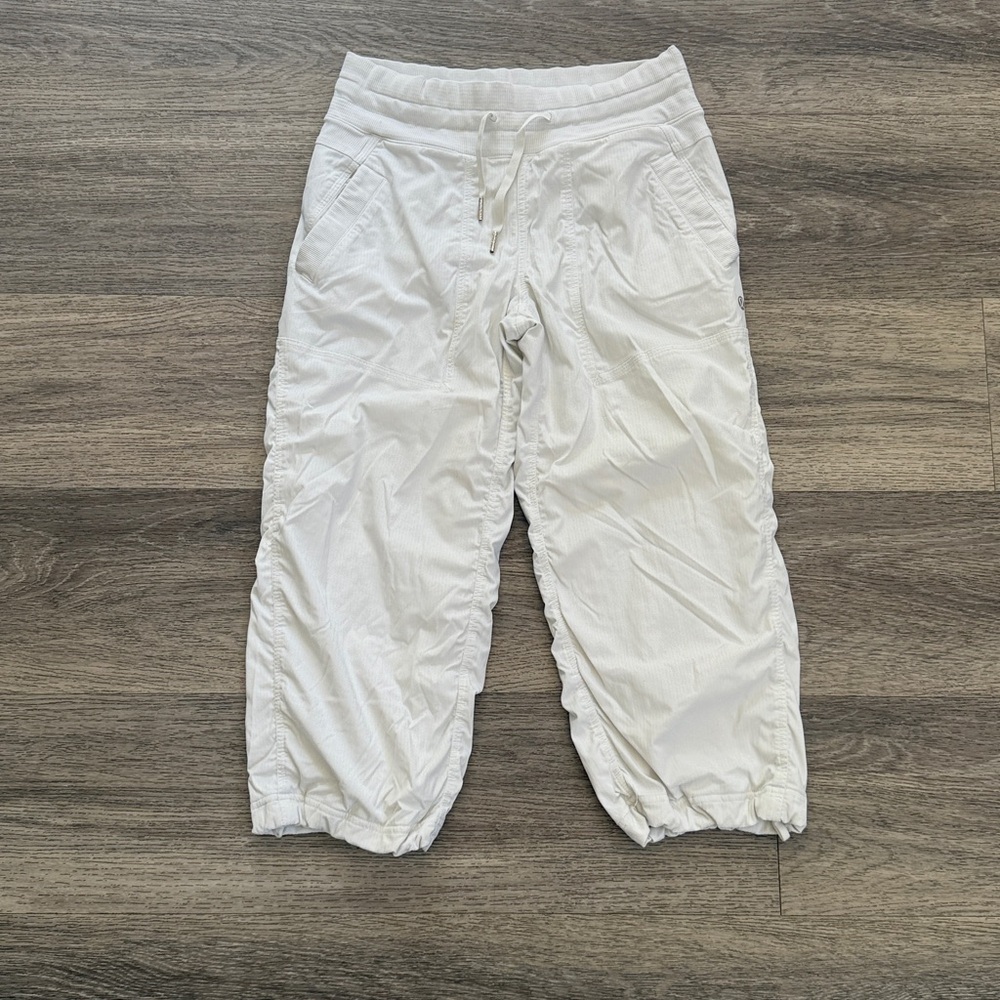 Lululemon off White Dance Studio Mid Rise Capris Size 4 Casual Pants